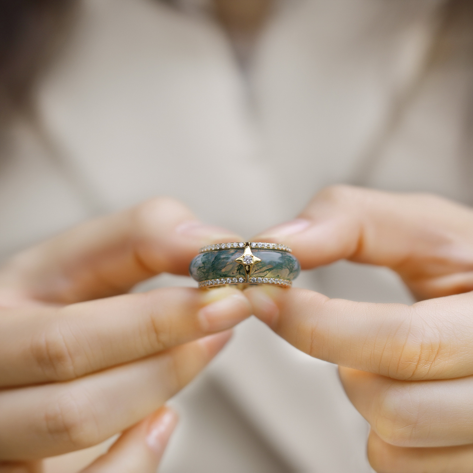 Nuevo anillo de ágata de hierba de agua natural de lujo ligero transfronterizo europeo y americano S925 anillo de dedo de piedra de musgo verde chapado en oro plateado dos