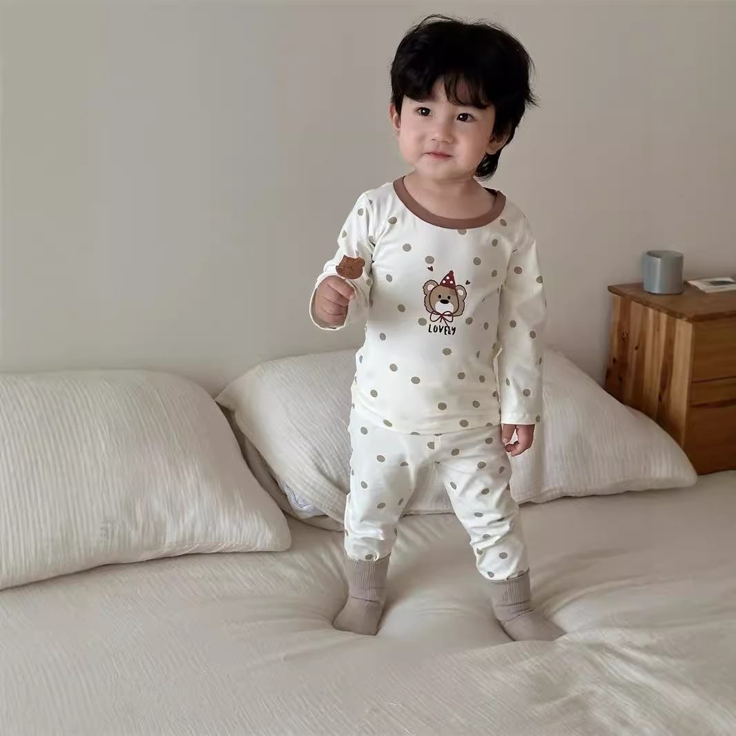Pijamas de bebé otoño de dos piezas set 2024 nuevo producto de otoño ropa infantil coreana niño oso set hogar ropa de otoño