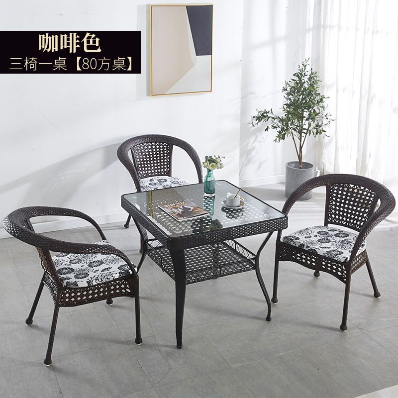 80제곱미터 테이블이 있는 갈색 의자 3개