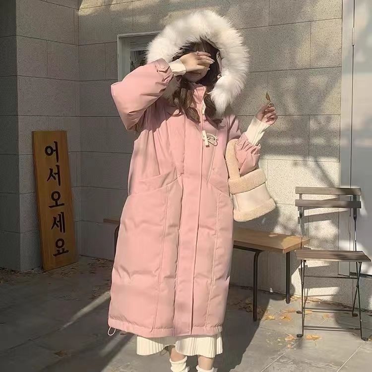 황백색 모피 칼라가 있는 핑크색