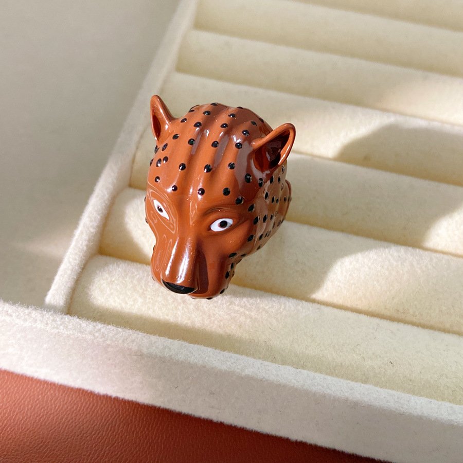 Anillo de cabeza de leopardo rosa, pendientes ligeros de lujo de alto nivel, pernos de nicho de personalidad temperamento conjunto de joyas mujeres al por mayor