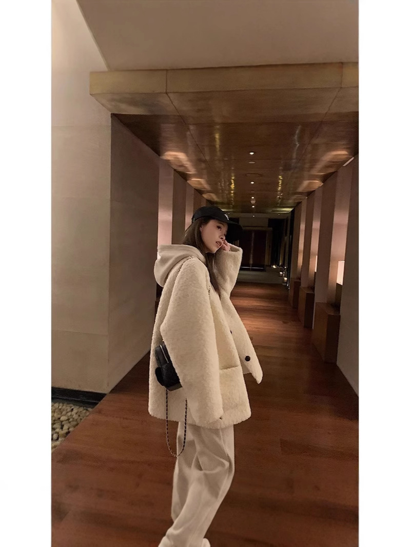 年齢を減らす子羊の毛は美しい上着と秋冬の子羊の絨毯と韓国系のファッションの気質の小さい香りの風の白いコートの女性に似合います。