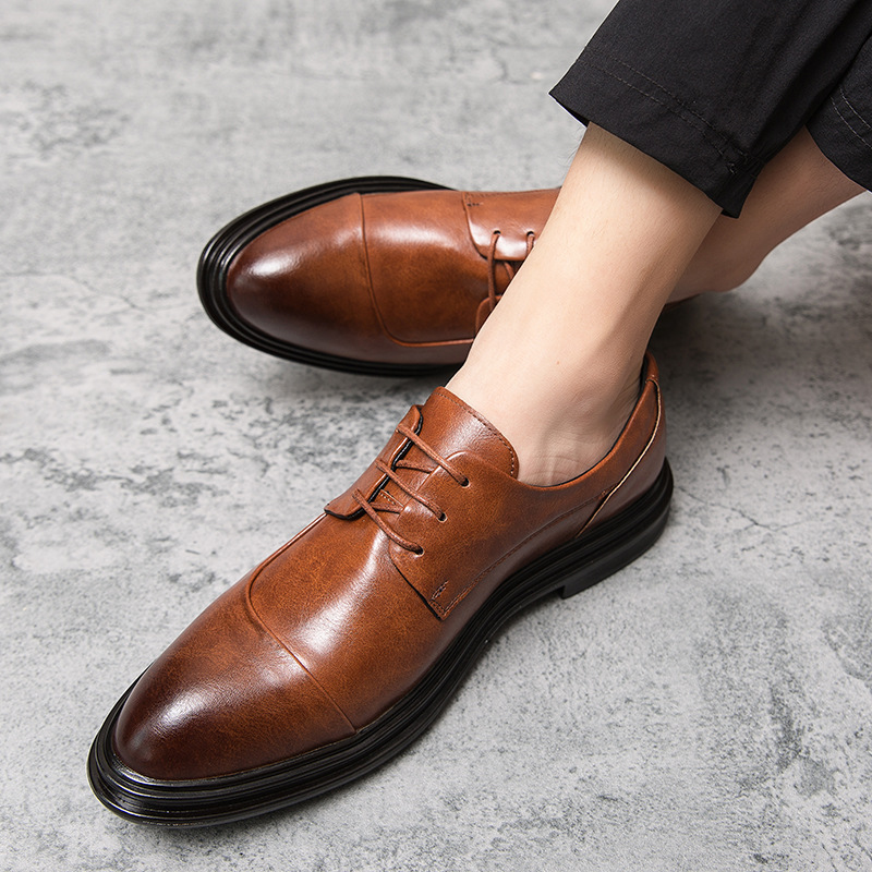 Zapatos transfronterizos de talla grande para hombres Zapatos de vestir de negocios para hombres de moda Zapatos de cuero de estilo británico de caballero coreano Zapatos de cuero de boda de novio image 1