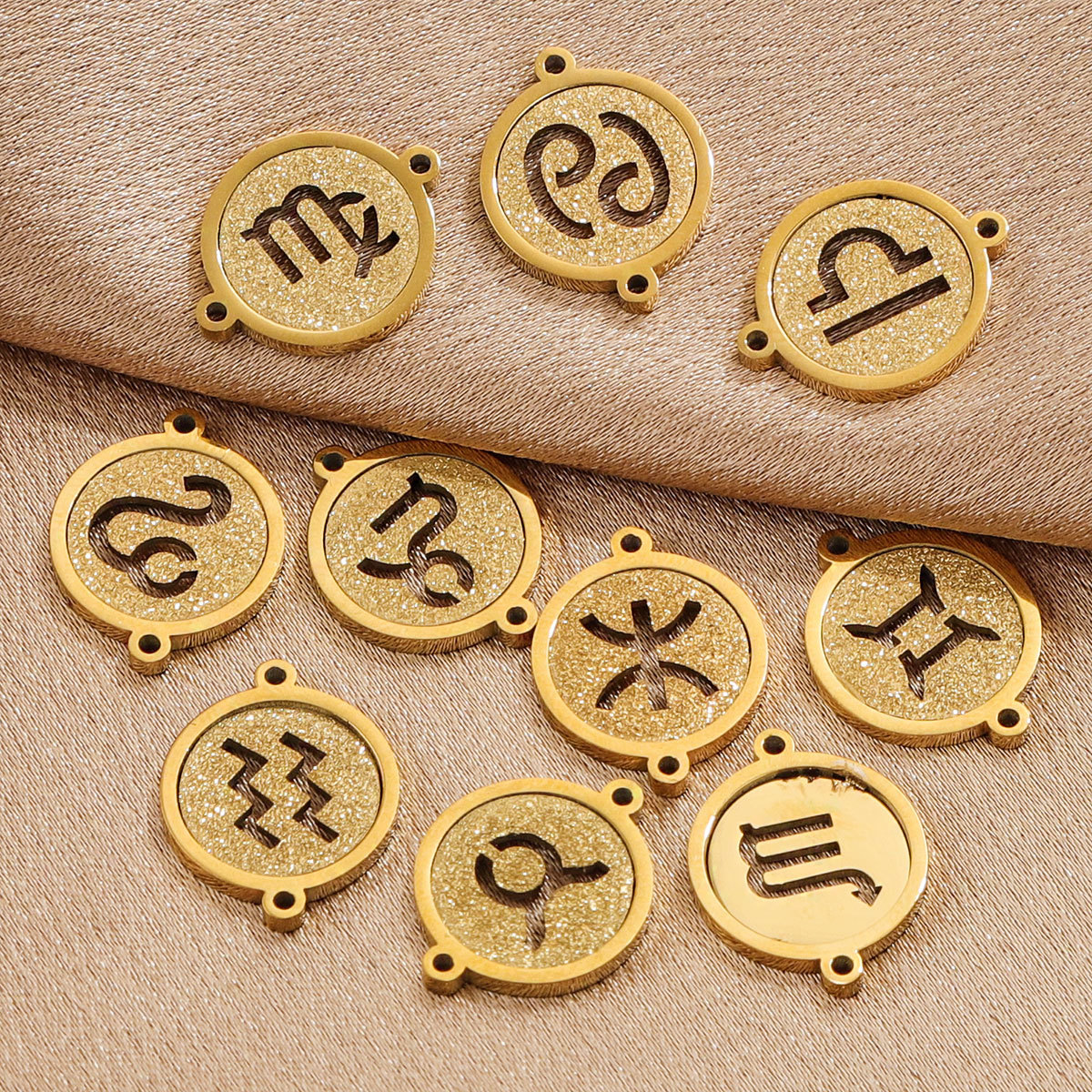 Doble agujero circular prensado arena 18K acero inoxidable doce constelación colgante diseño de personalidad popular DIY joyería colgante