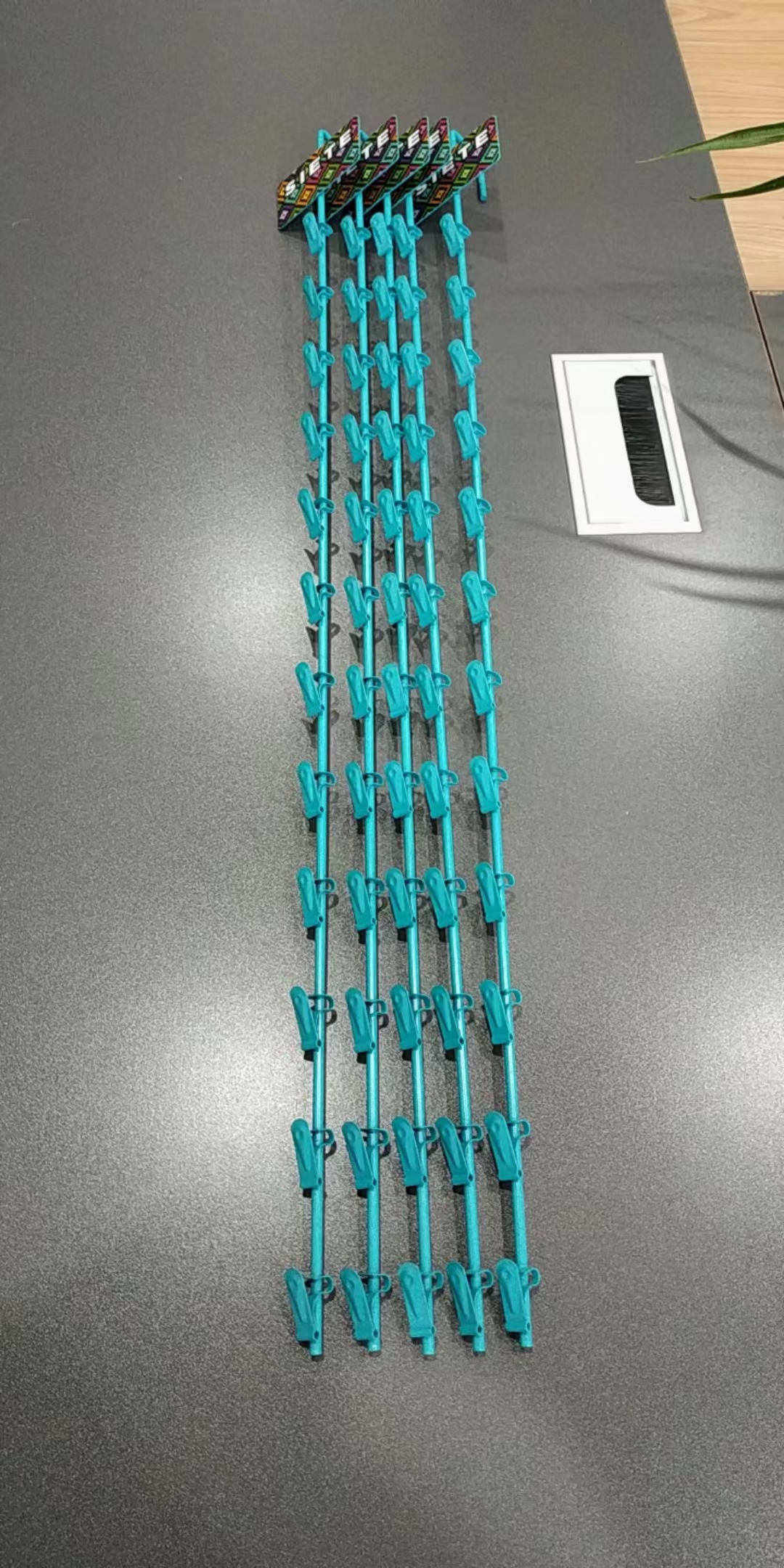 源头工厂商超卡式弹簧式金属夹条 袋装商品展示促销零食夹子挂条