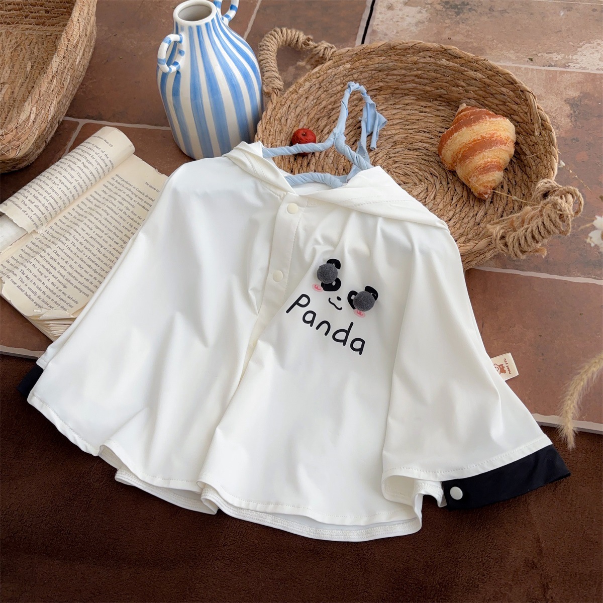 Traje de estilo coreano pequeño chaleco de bebé de verano con pantalones cortos a rayas, lindo juego de tres piezas de capa de panda