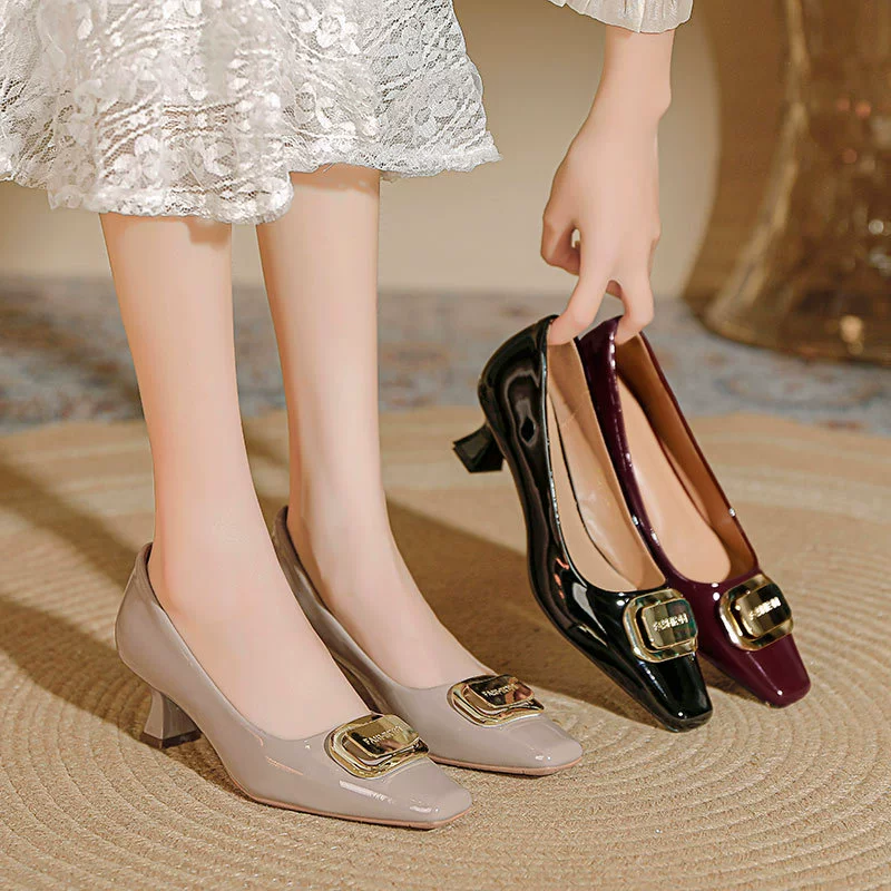 Бордовые лакированные туфли-лодочки для женщин, новая коллекция Весна 2025, квадратный носок, шпилька, красные свадебные туфли, элегантные туфли на высоком каблуке.