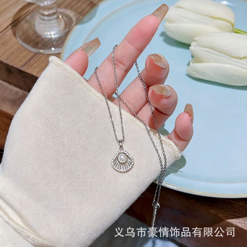 Light Luxury Non-Fading Titanium Steel Necklace for Women, Niche Pendant Clavicle Chain with a High-End Feel, Versatile Neck Chain Accessory Light Luxury Non-Fading Titanium Steel Necklace for Women, Niche Pendant Clavicle Chain with a High-End Feel, Versatile Neck Chain Accessory