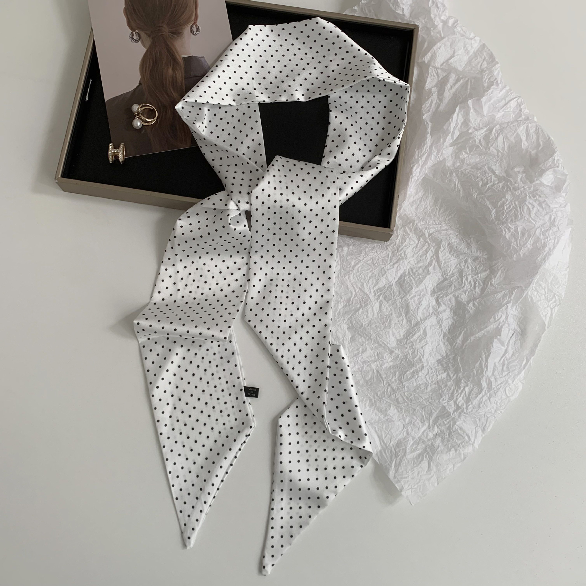 Versión coreana de la bufanda de seda de imitación con lunares decorativos de todo fósforo