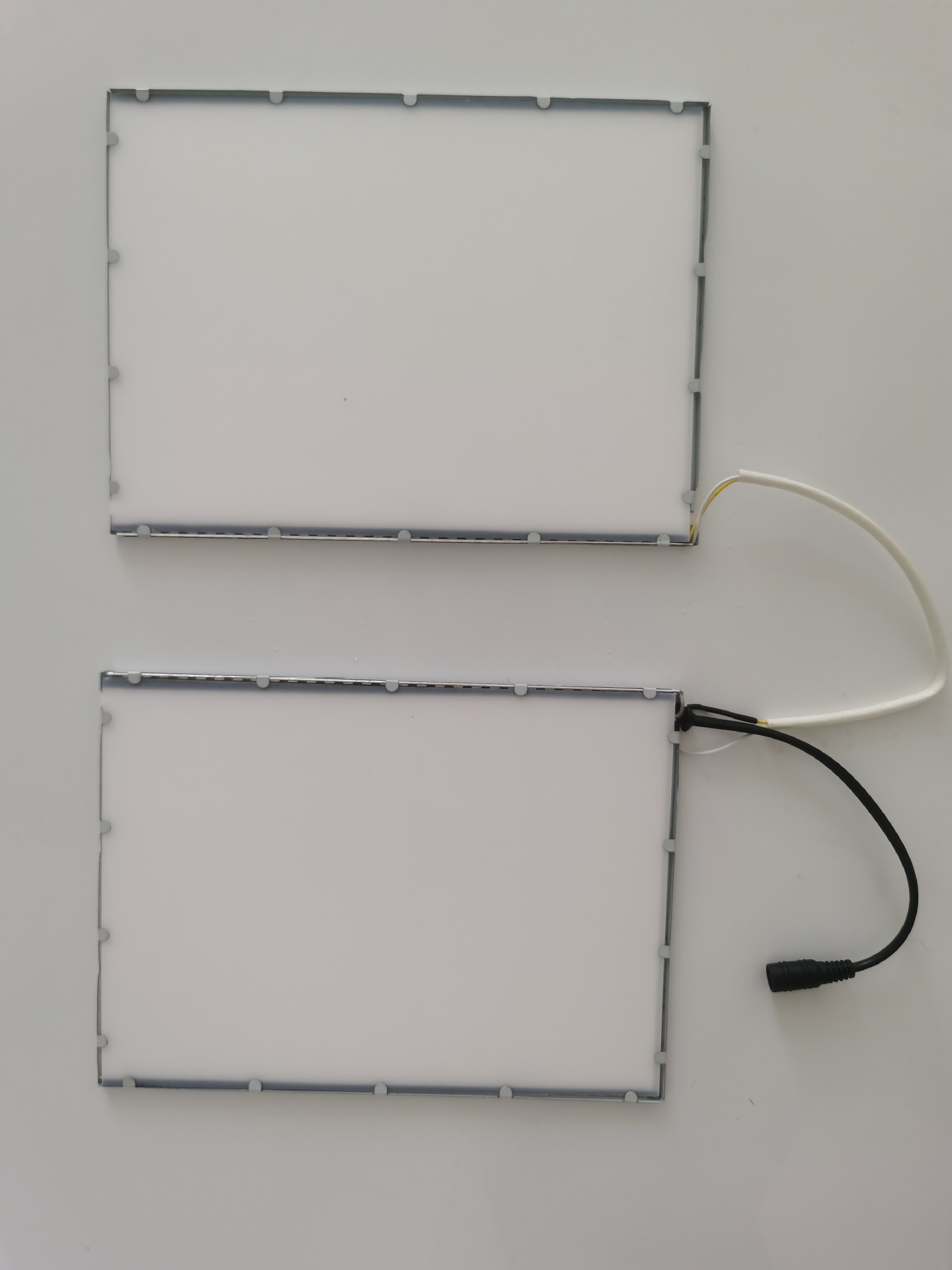 165*225(이중 조명)에는 정류기 16와트가 함께 제공됩니다.