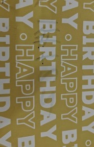 国境を越えたアマゾンは、古典的なアルファベットの誕生日おめでとうHAPPYBIRTHDAYプレゼント包装紙を提供しています|undefined