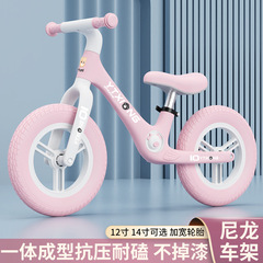 子供のバランスの車は足を踏むことができません。