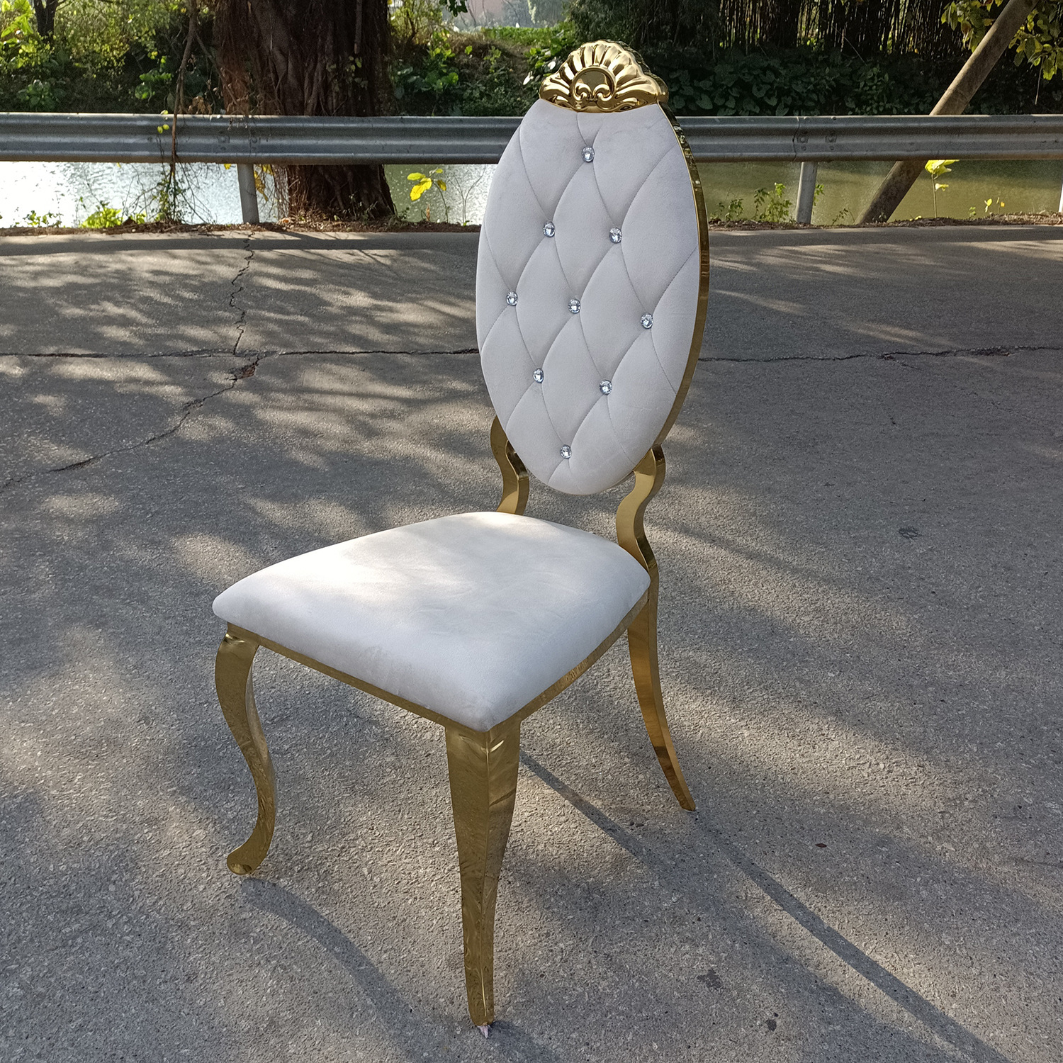 Sillas de comedor de acero inoxidable de Guangdong, sillas para banquetes, hoteles y bodas, sillas apilables con respaldo, taburetes de exterior de lujo ligero