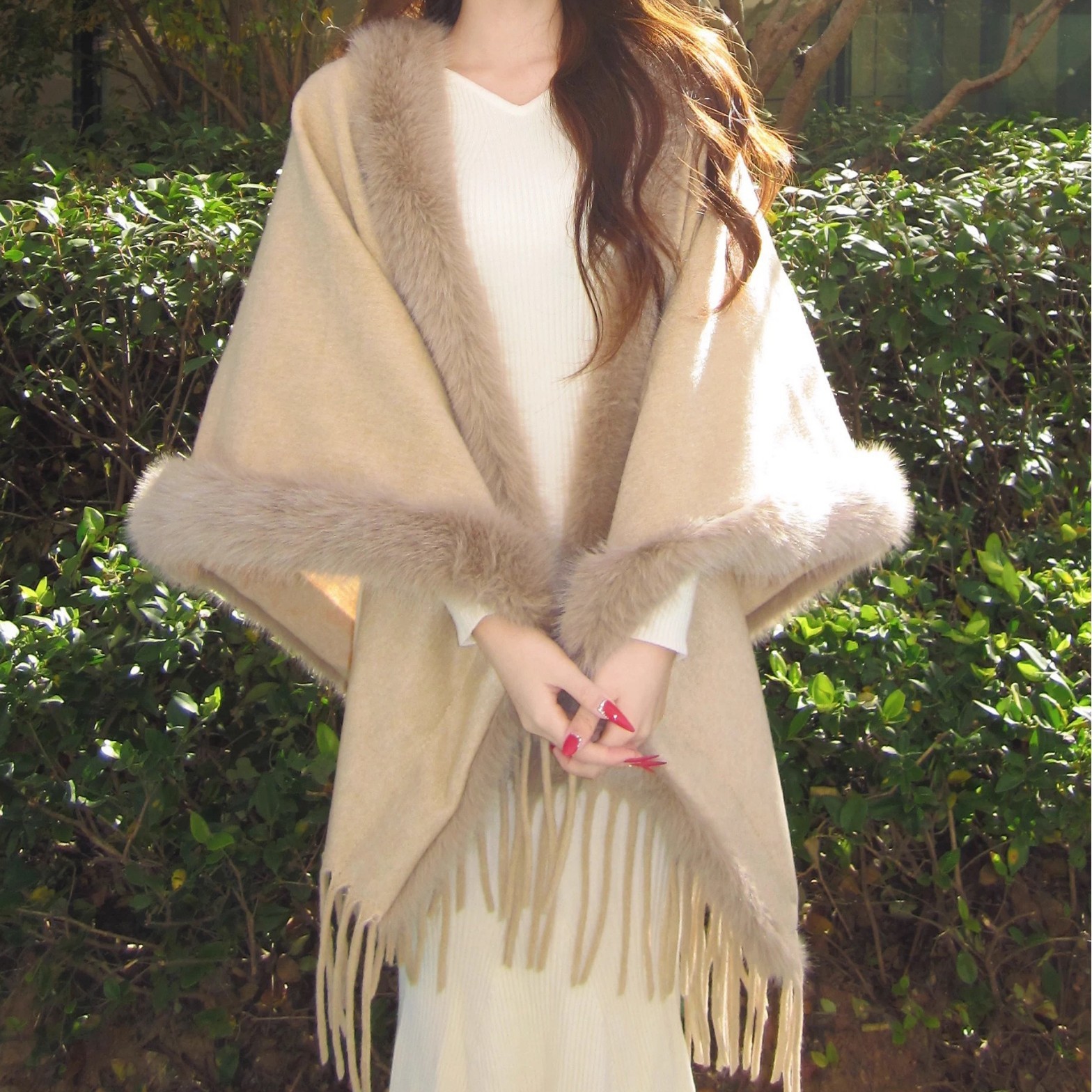 Autumn and Winter New Trendy Influencer-Style Elegant Outerwear for Women, Thickened and Warm, with Fur Collar and Solid Color Tassel Shawl