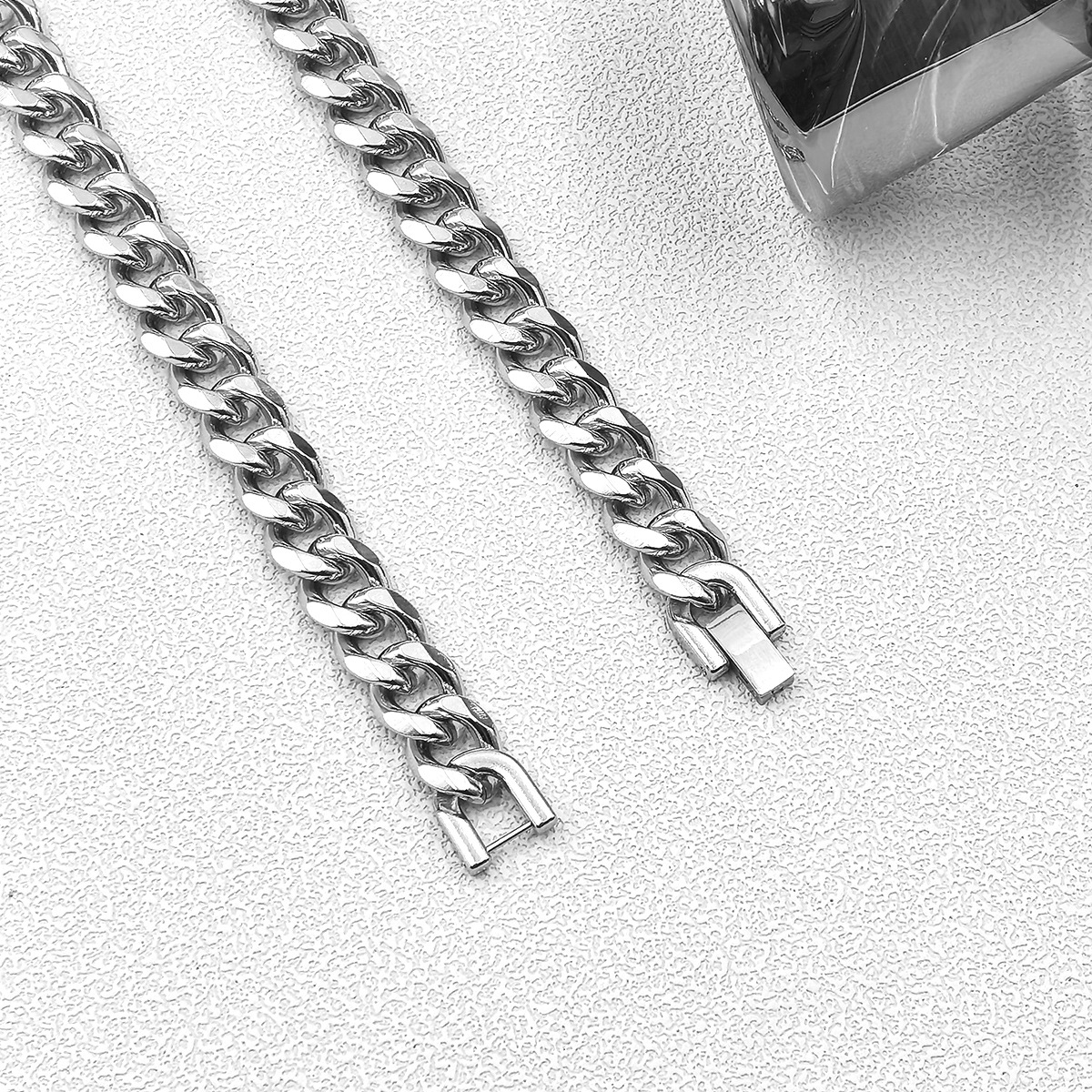 Collier tendance américain à six côtés en acier titane cubain poli pour homme, design personnalisé pour couple._voghion.com