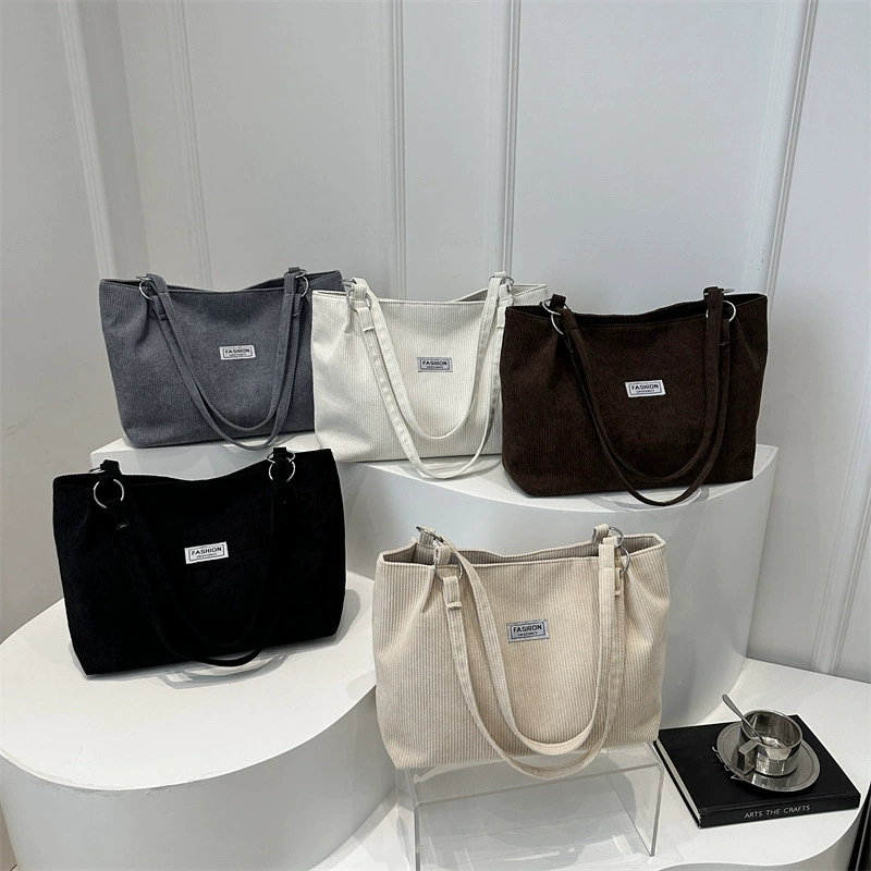 Capacious universal one-shoulder bag for leisure, western style