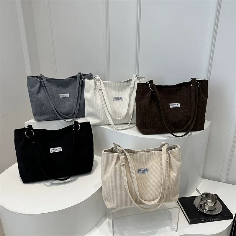 Capacious universal one-shoulder bag for leisure, western style