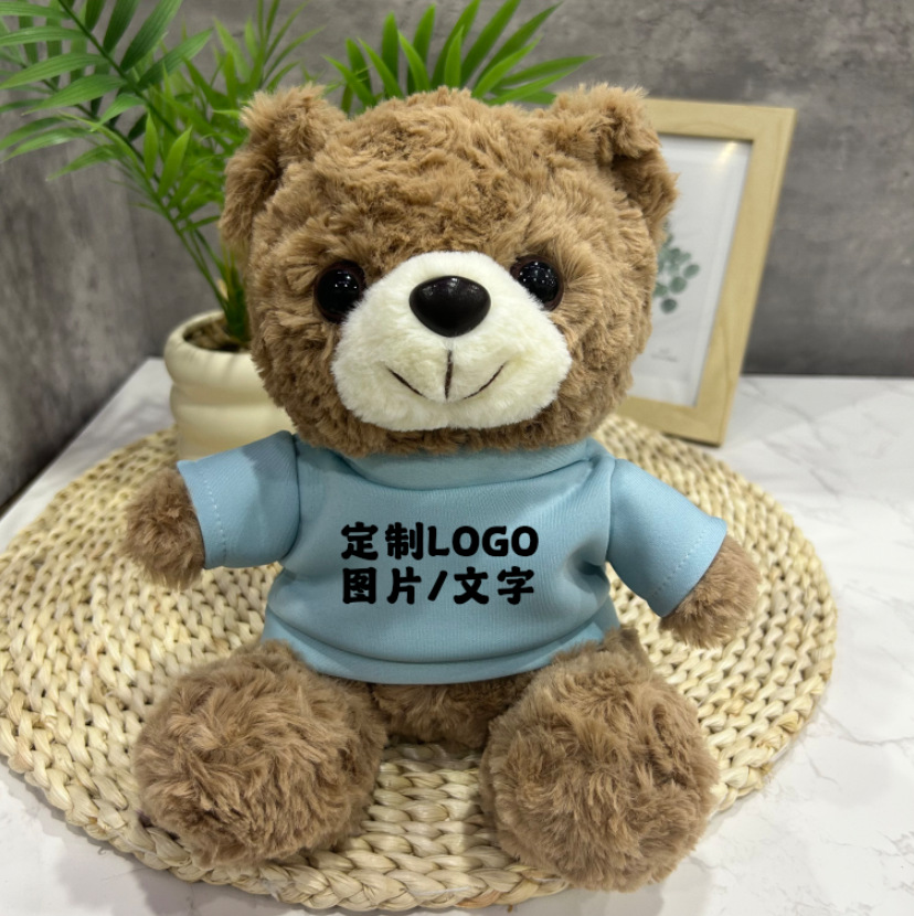 Los juguetes de peluche lindos se pueden combinar con logotipos impresos para enviar muñecas de muebles a amigos y vecinos.