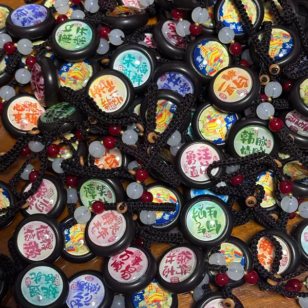 Creative Homophonic Four-Character Idioms for Tourist Attractions, Car Key Pendants with Hundreds of Surnames, Jewelry, and Rope Pendants