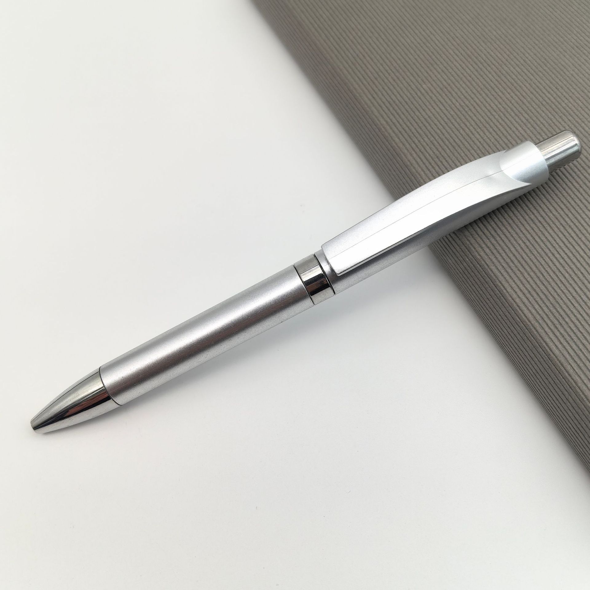 Bolígrafo publicitario de color de presión de poste de pintura de plástico logotipo personalizado bolígrafo de regalo publicitario bolígrafo de hotel promocional