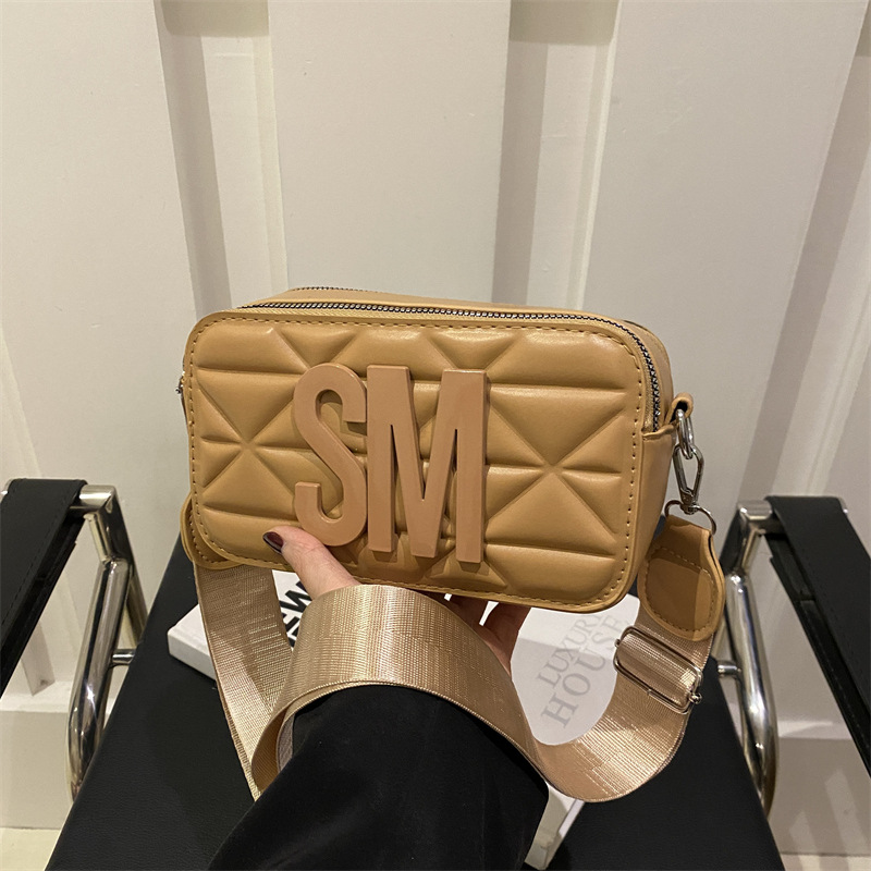 2025 primavera y verano nuevo bolso de cámara ancho correa de hombro letras bolso de estilo pequeño bolso de moda bolso de hombro de estilo extranjero bolso de mochila mujer
