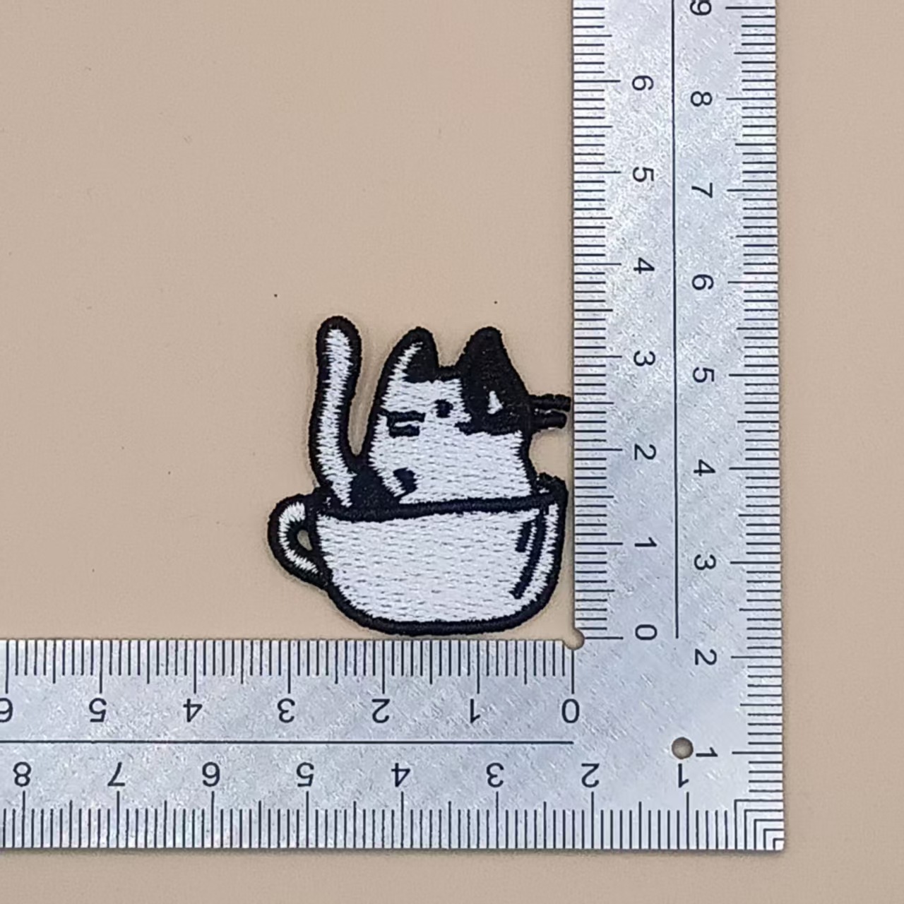 外贸服装辅料卡通绣花标章仔补丁布贴字母水洗电脑绣花徽章鞋服帽