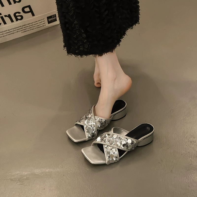 Серебряные элитные блестки перетаскиваются летом 2025 новый французский вечерний ветерок с юбкой на толстом каблуке холодные тапочки