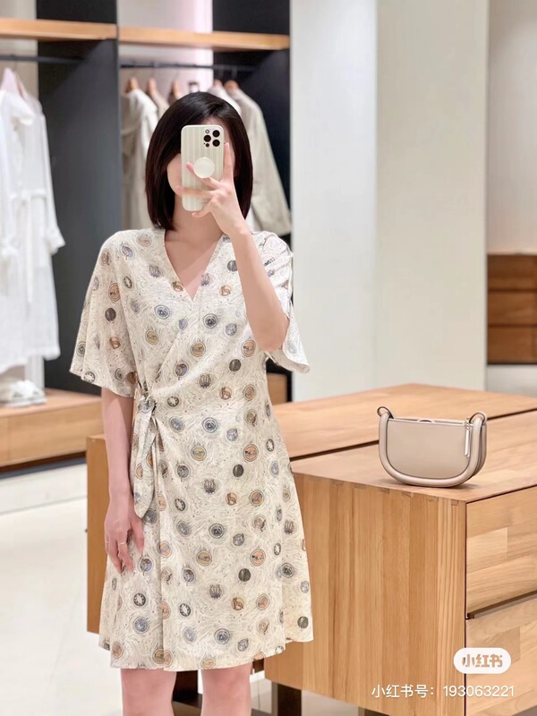 IC Xiaohe 23 Spring and Summer New Luxury Grade Constellation Printed Elegant Slimming V-neck Wrap Skirt Silk Dress
