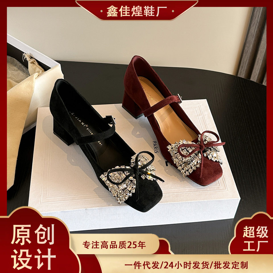 Giày cao gót nữ Mary Jane mũi vuông quai ngang gót thô, chất liệu nhung đính đá và nơ, gót 3–6 cm — Màu đỏ rượu, màu đen