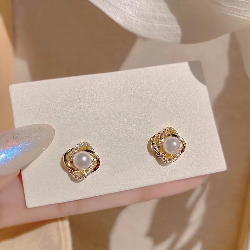 Elegant universal cute earrings from pearl