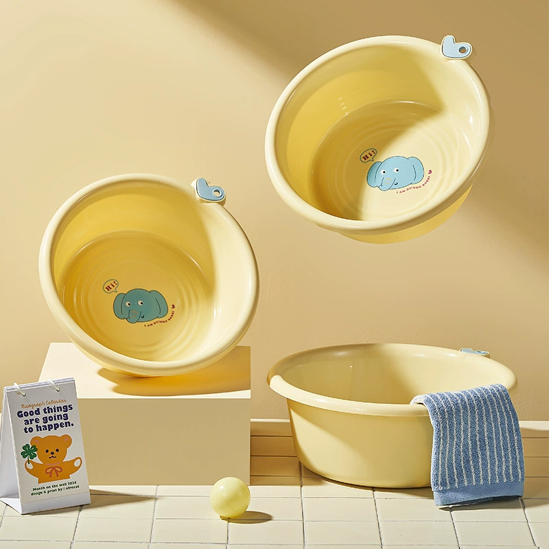 Набор туалетных принадлежностей для студентов общежития, включающий средства для купания, ведро, таз, стакан для зубной щетки и мыльницу.