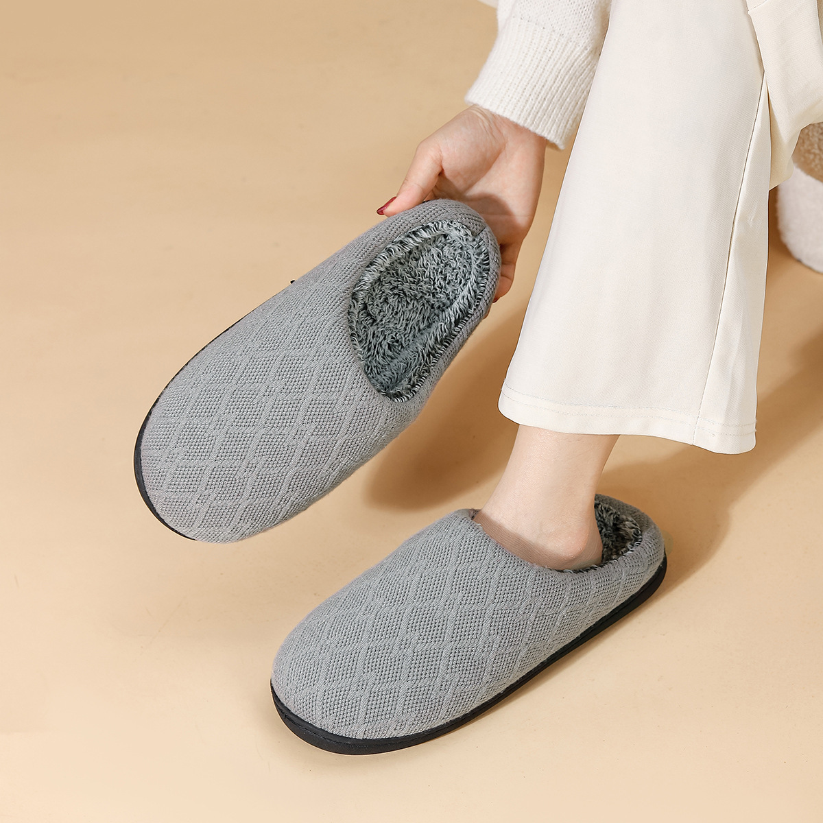 New woolly slippers with warm couples cotton slippers non-slip plus wool thickening cotton drag soft bottom in autumn and winter_voghion.com