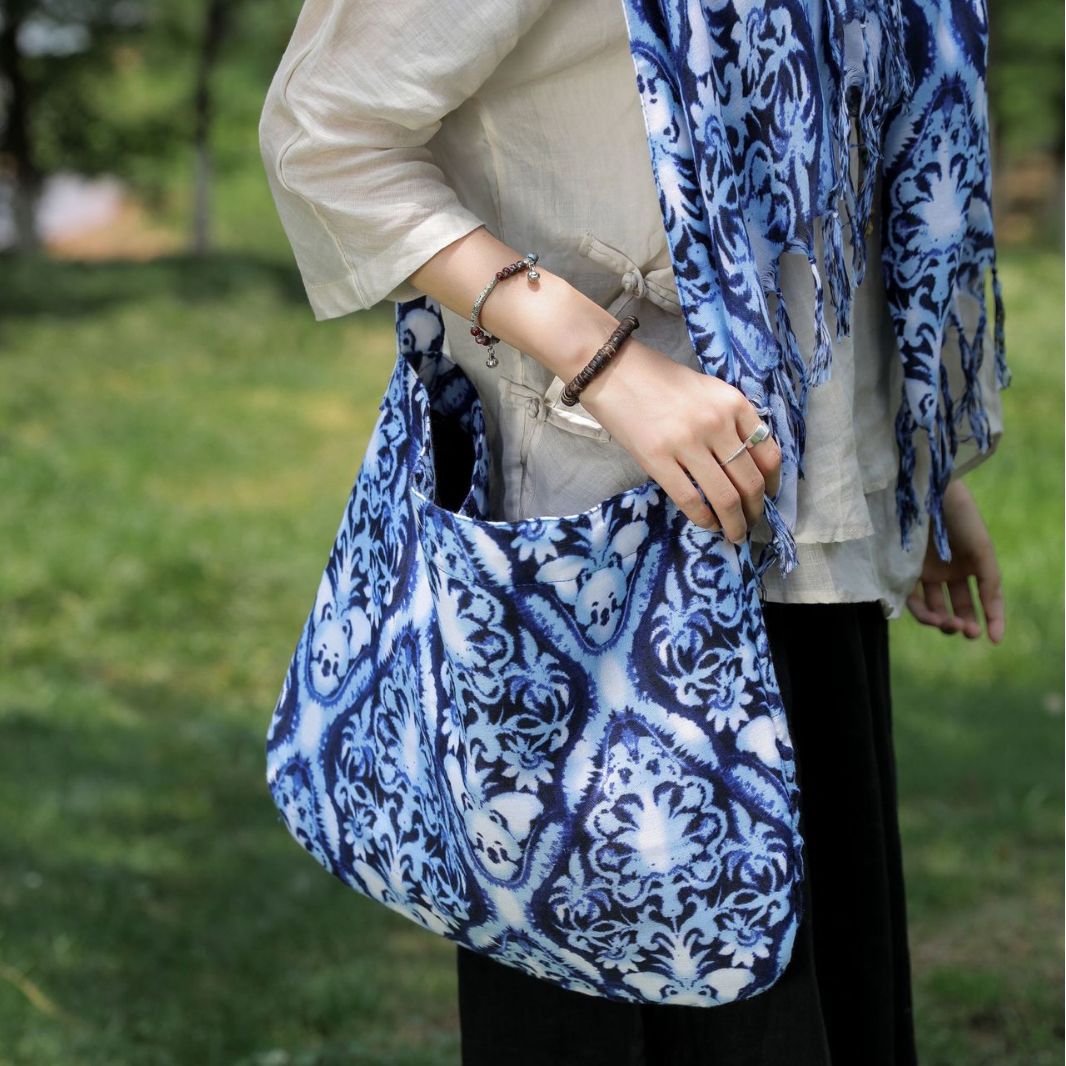 2023 Yunnan estilo étnico hecho a mano tie-dyed bolso de hombro artístico versátil pequeño bolso de tela azul y blanco retro casual bolsa de mensajero