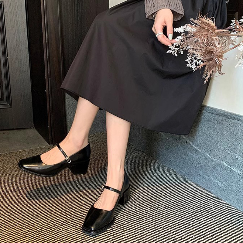 Grava Madre con el mismo temperamento, cabeza cuadrada delgada con una boca superficial, viajes gruesos, tacones altos, zapatos Mary Jane.