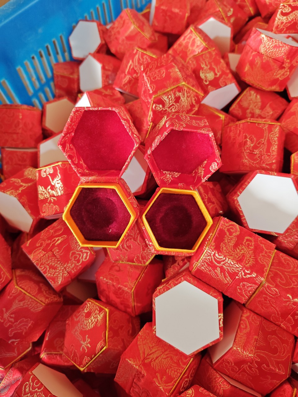 批发连体翻盖六角安宫牛黄丸锦缎药盒六角连体中药丸翻盖金边锦盒