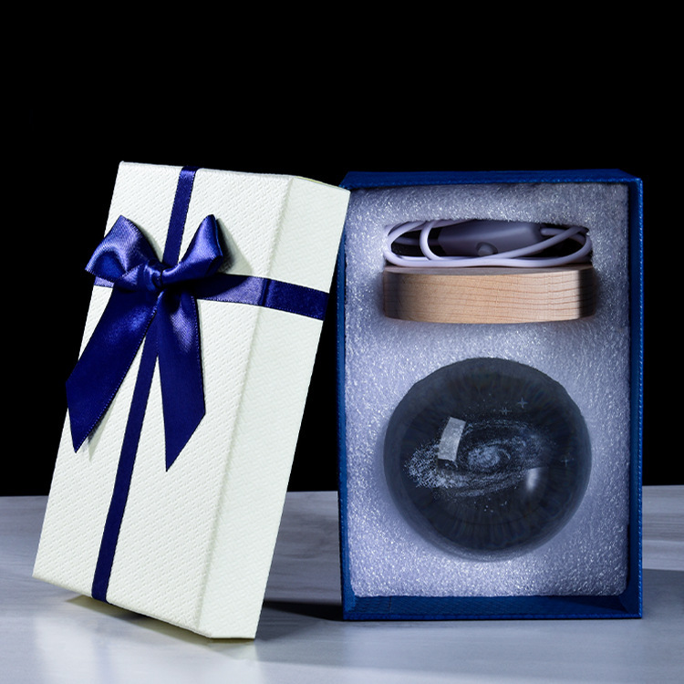Lámpara decorativa con bola de cristal 3D | Luz nocturna LED con base de madera y grabado de galaxia o luna