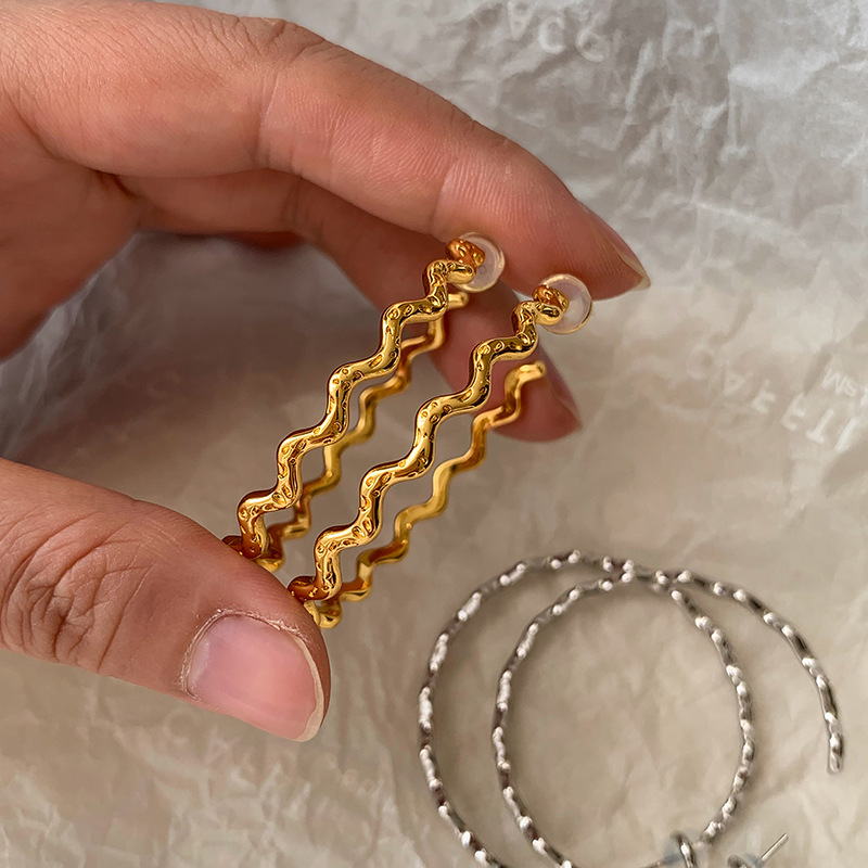 Pendientes de anillo de metal ondulado de aguja de plata de galvanoplastia de oro real Pendientes de diseño exagerado europeo y americano Pendientes de sentido avanzado de moda para mujer