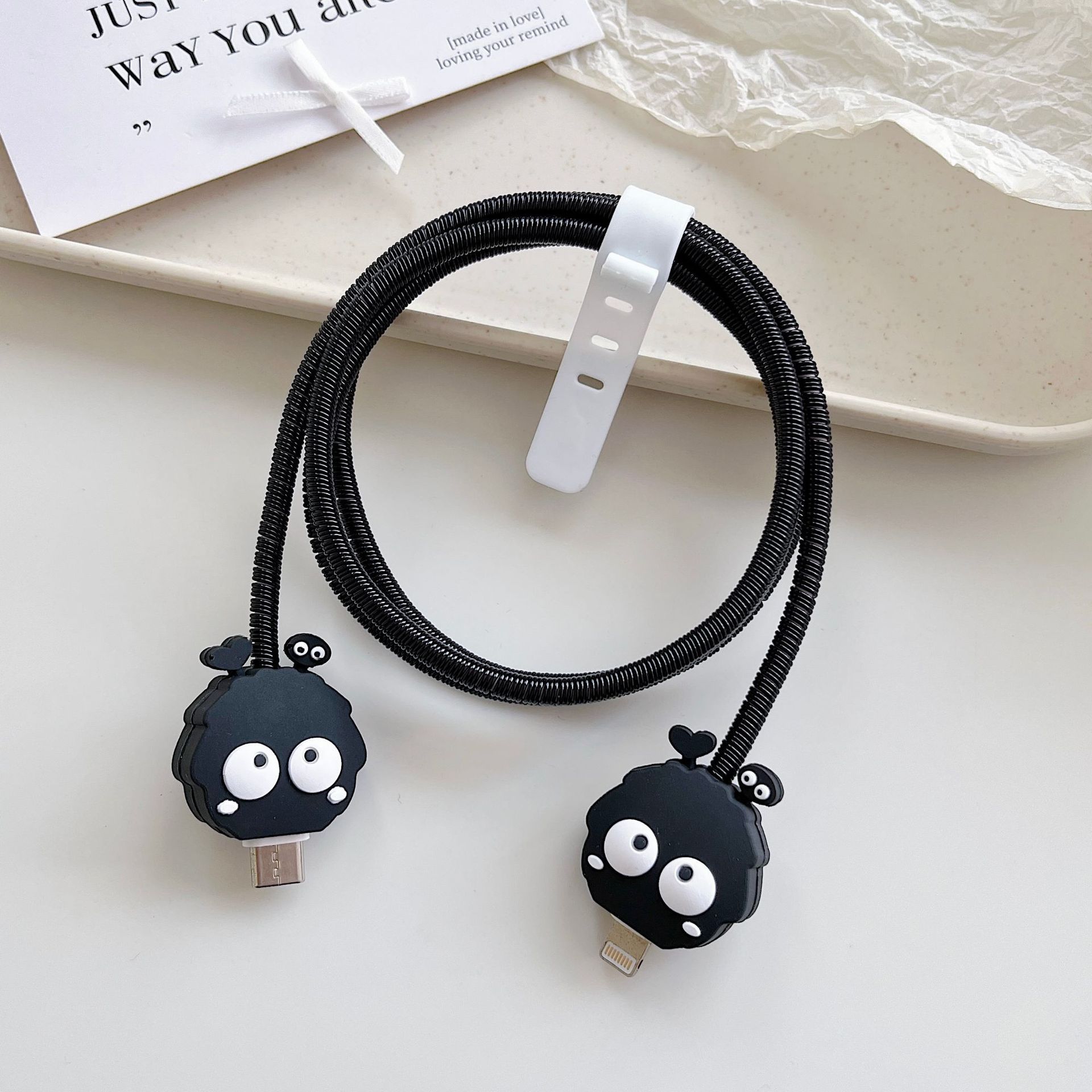 Amazon cartoon cable de datos cubierta adecuada para Apple Android cable de datos de carga rápida cuatro piezas en stock al por mayor