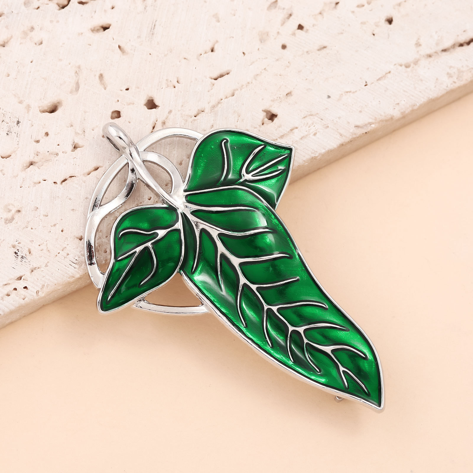 Lord of the Rings Oil Dripping Leaf Brooch Film and Television Peripherals Lord of the Rings Green Leaf Metal Badge