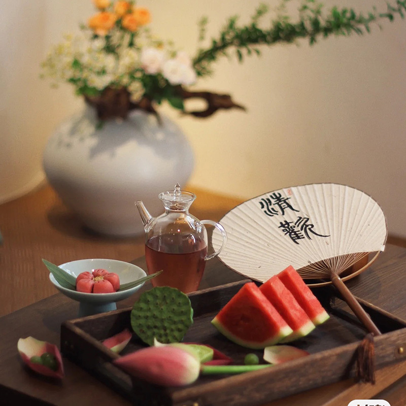 竹の葉のお菓子は中国式の葉のお茶を並べて竹の道具の甘い心のお茶のお菓子の皿の茶屋の茶室を休んでちまきの葉を飾ります。|undefined