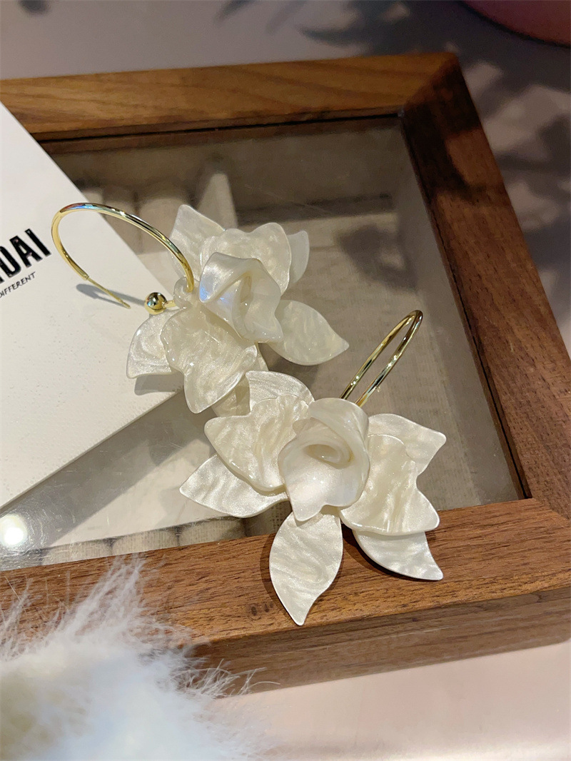 1 Pair Vintage Style Flower Plating Metal Drop Earrings display picture 3