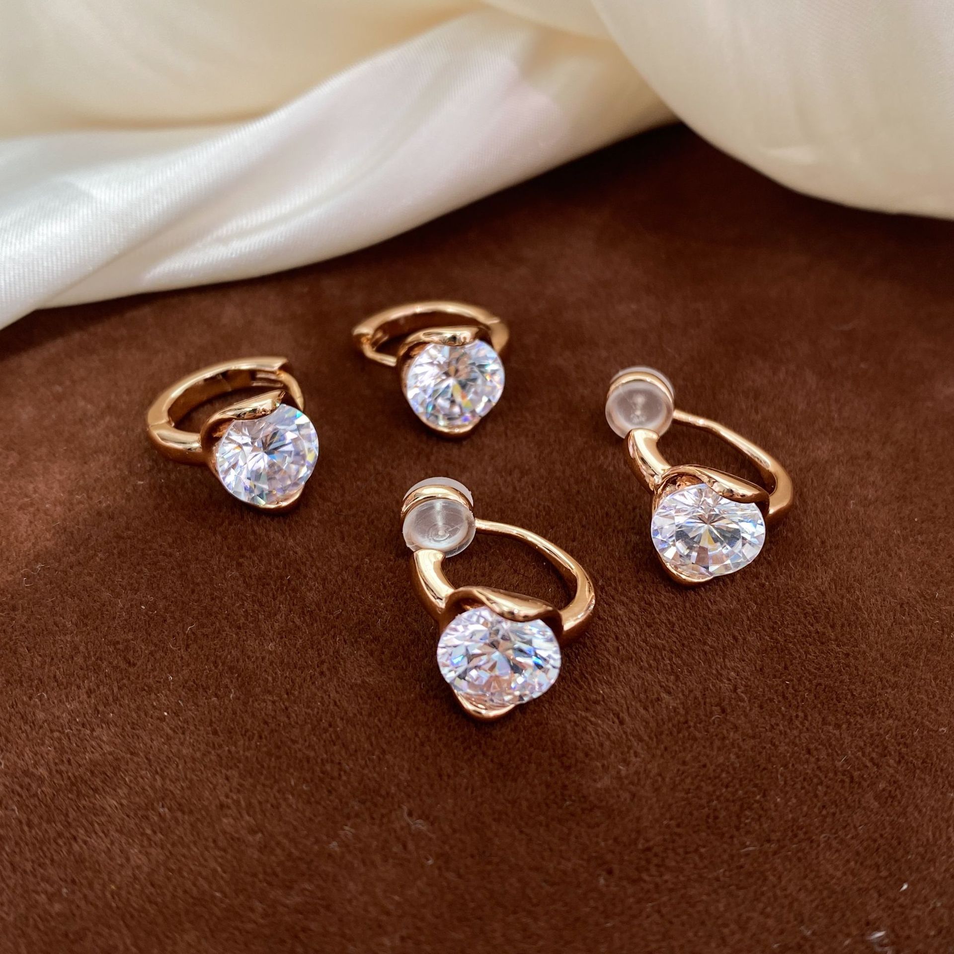 Unique design with a high-end feel, exquisite temperament, versatile single diamond ear clip, light luxury fashion champagne geometric round ear buckle