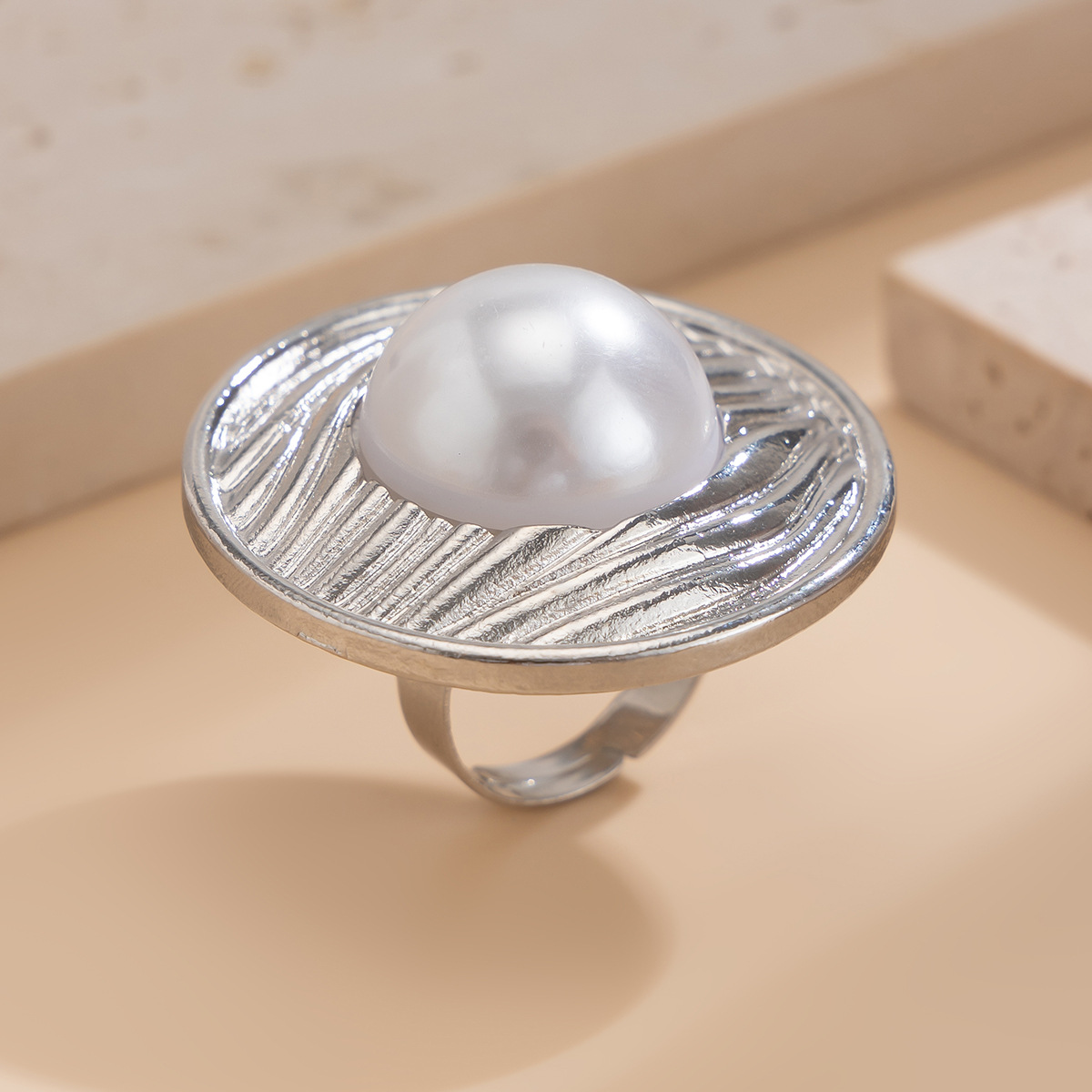 20g Weight Artificial Pearls Inlay Material Open Rings Classification 1 Piece Quantity Banquet, Travel, Selfie Occasion Alloy Material Leaf Pattern Women's Gender Plating Design Elegant, Lady, Simple Style Style Elegant Lady Simple Style Leaf Alloy Plating Imitation Pearl Women's Open Rings 5