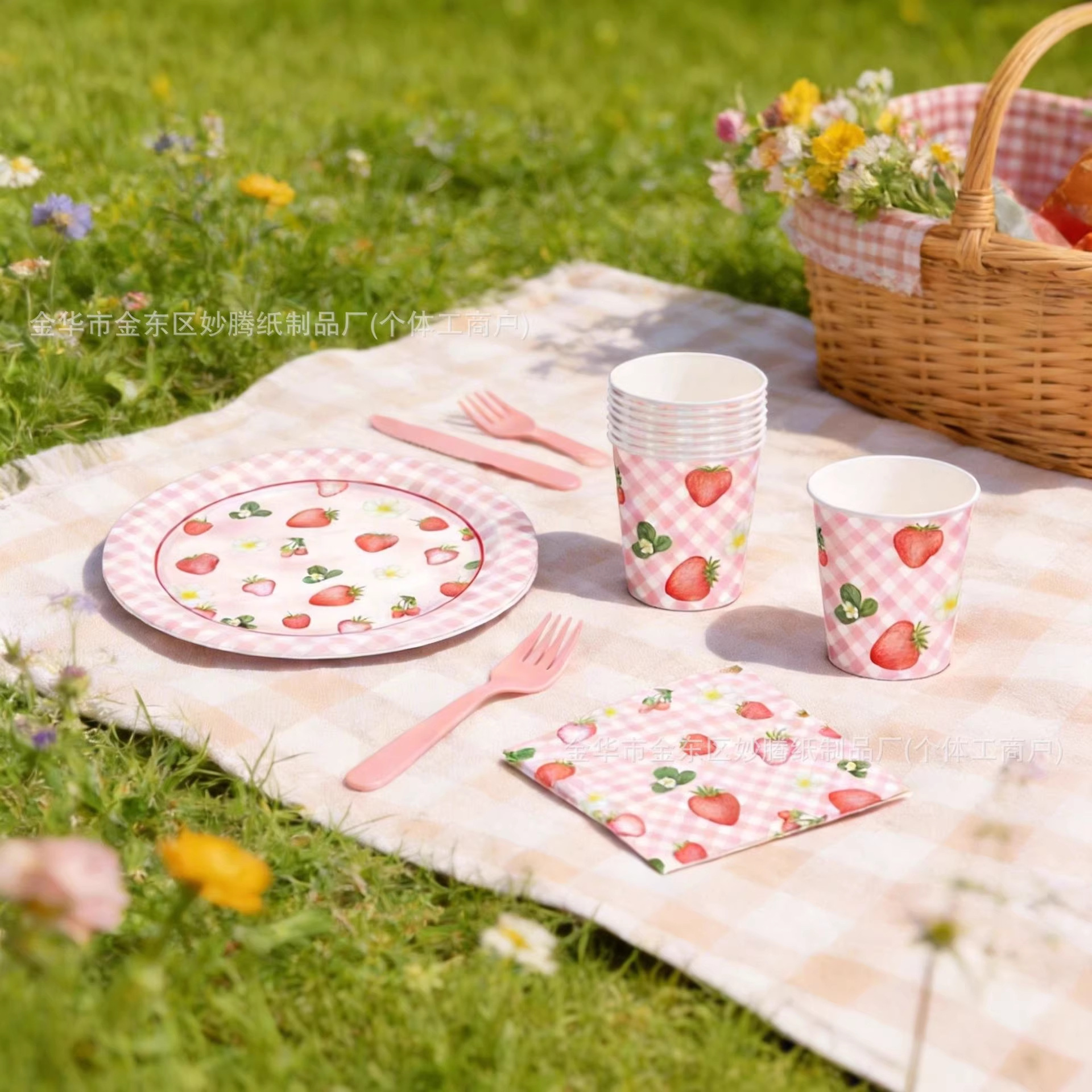 Nuevo tema de fresa transfronterizo fiesta familiar cubiertos tazas de papel toallas de papel conjunto de bandeja de papel desechable