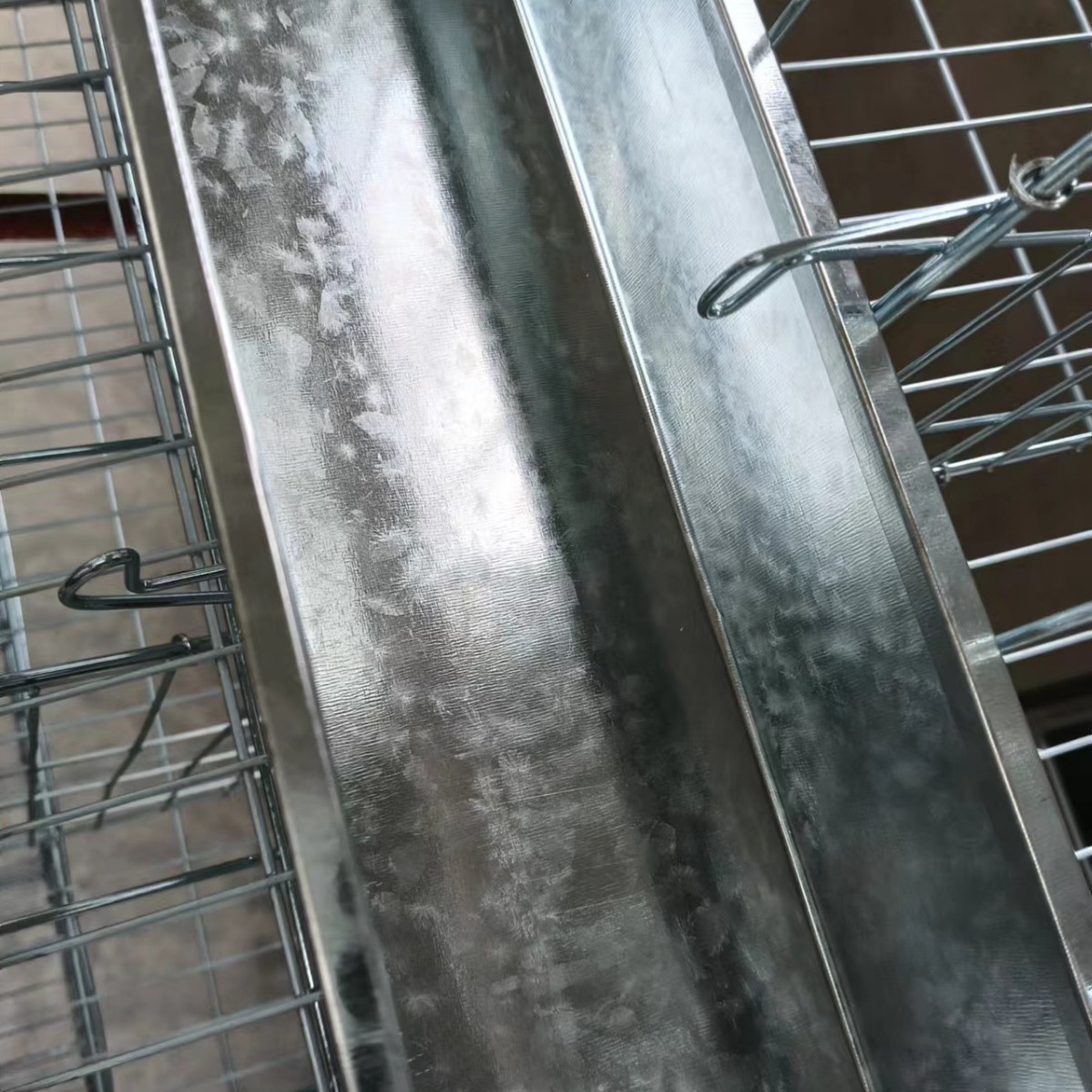 Accesorios para equipos de cría de hierro tanque de alimentación tanque de alimentación de gallinas codorilla de cría tanque de alimentación fábrica al por mayor