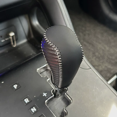 Sürətlər qutusu və əl tormozu başlıqları car gear shift knob cover, handbrake - gear-shift-cover-black-leather-with-black-carbon-fiber-texture-and-light-gray-stitching