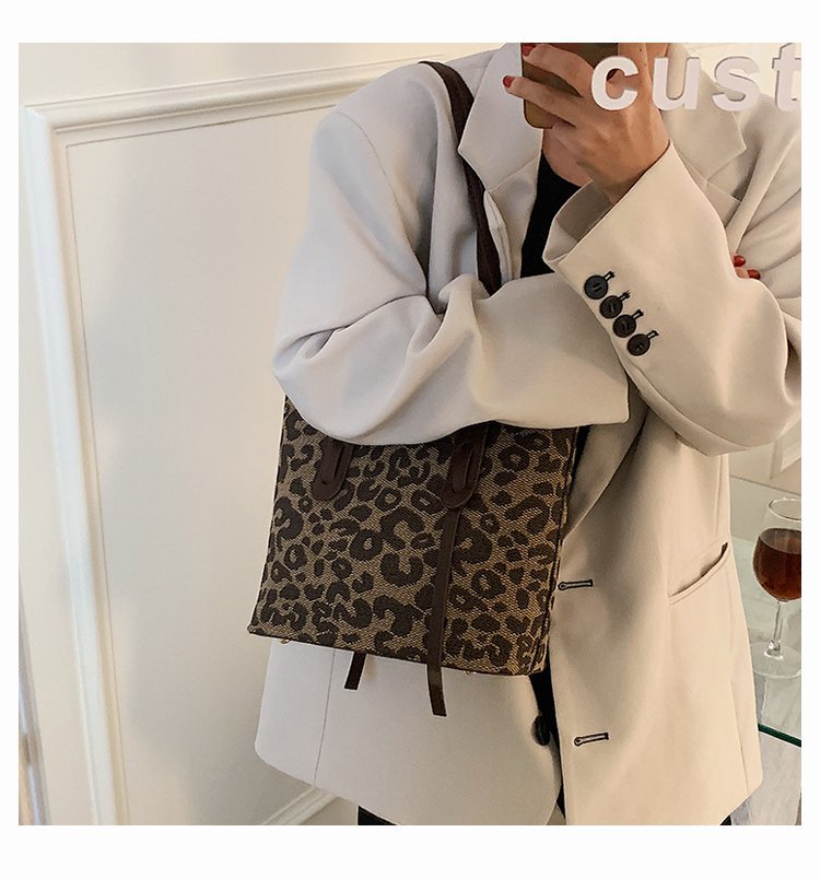 2021 New Trendy Simple Shoulder Bag Thousand Birds Plaid Retro Autumn And Winter Large Capacity School Tote Bag display picture 11