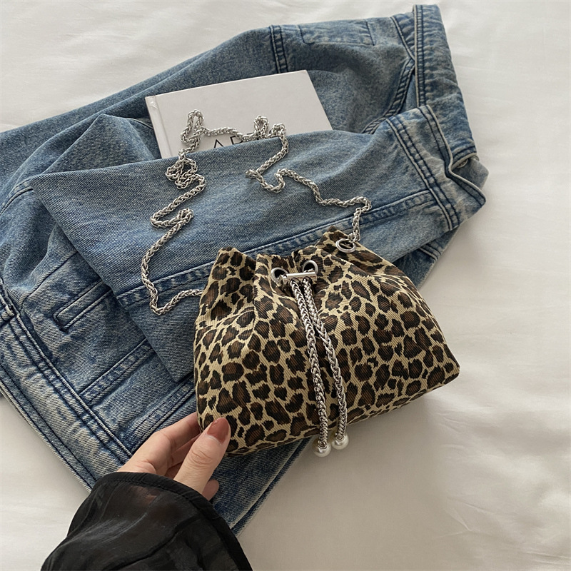 Bolso de leopardo rojo en línea para mujeres 2024 nuevo popular nicho de diseño de cadena bolso de cinturón mini bolso de cubo de cuerda