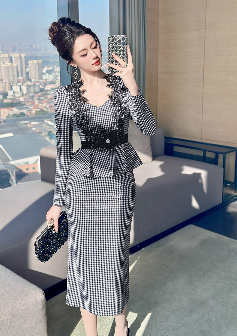 Đầm maxi nữ thắt eo cổ vuông ren phối lá sen họa tiết kẻ sọc tay dài — đen chi tiết 1