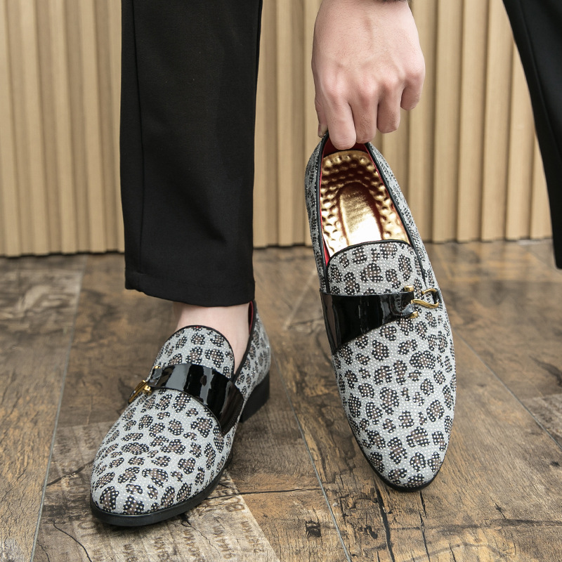 2025 nuevos zapatos de guisantes perezosos de un solo pie de primavera para hombres, zapatos de cuero puntiagudos de diamantes de cristal de un pie para hombres británicos